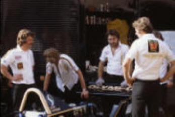 Keke Rosberg (2. v. l.) mit Mechanikern des Wolf Teams beim GP Monaco 1979